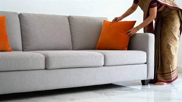  整理沙发靠垫的女人2480#横屏 	 