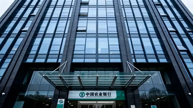  仰拍现代玻璃幕墙高楼2319#横屏 	 