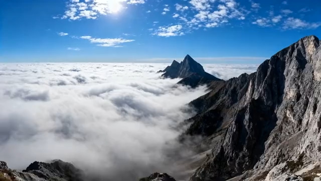  云海环绕的雪山风光2458#横屏 	 