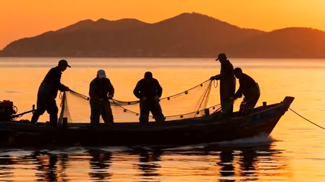  渔民撒网作业剪影2391#横屏 	 