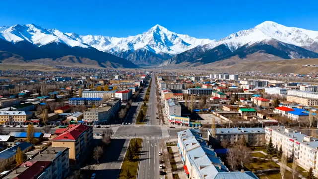  雪山下的城市全景2194#横屏 	 