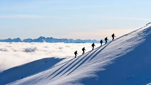  雪山攀登团队剪影2183#横屏 	 -