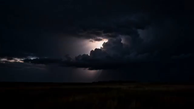  乌云密布闪电划破夜空1948#横屏 	 