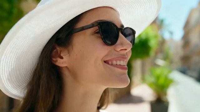  夏日街头微笑草帽女子2032#横屏 	 