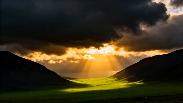  乌云散去阳光照耀山脉1950#横屏 	 