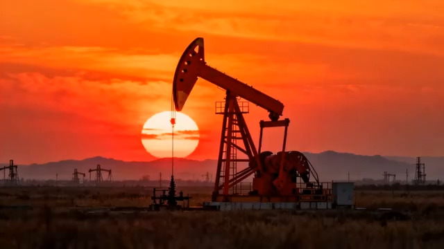  夕阳下的抽油机剪影1977#横屏 	 