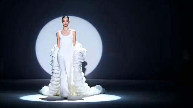  时尚模特白色长裙走秀1781#横屏 	 