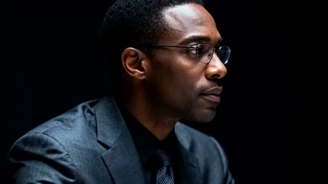  商务人士思考特写1711#横屏 	 -