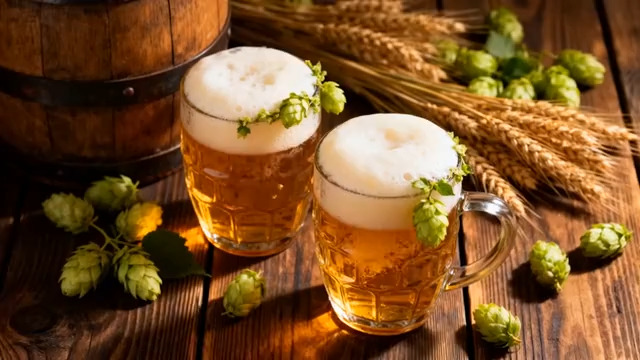  啤酒杯与木桶静物特写1410#横屏 	 -