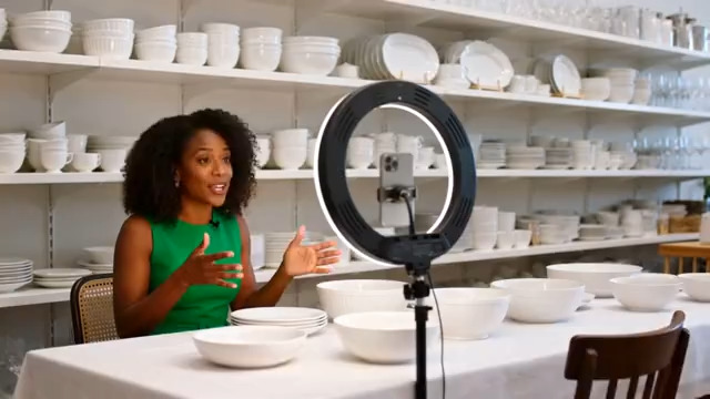  女性博主直播展示餐具1389#横屏 	 