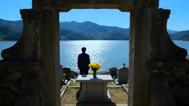  男子墓前献花缅怀故人1367#横屏 	 