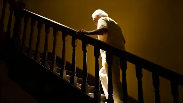  老人扶扶手爬楼梯背影1233#横屏 	 -