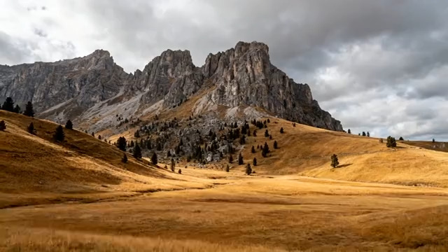  金色草原与岩石山峰远景989#横屏 	 
