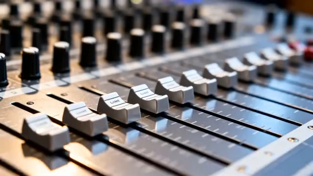  调音台调节推子特写318#横屏 	 