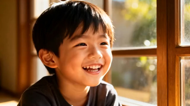  窗边男孩灿烂笑脸269#横屏 	 