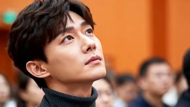  专注聆听的年轻男性观众3249#横屏 	 -