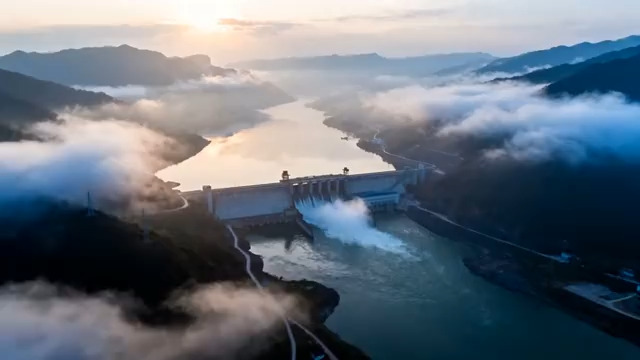  云海中的水电站航拍3113#横屏 	 