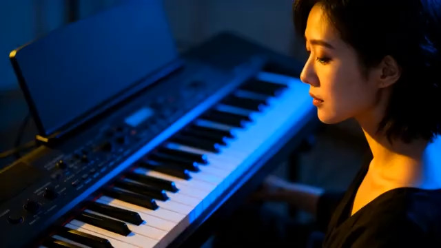  夜晚钢琴的女子2921#横屏 	 