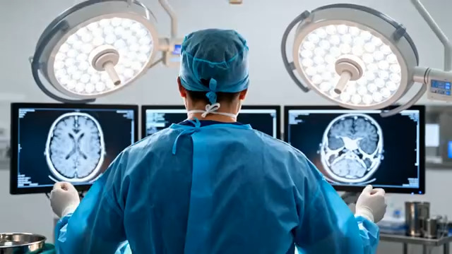  医生分析脑部CT影像2940#横屏 	 