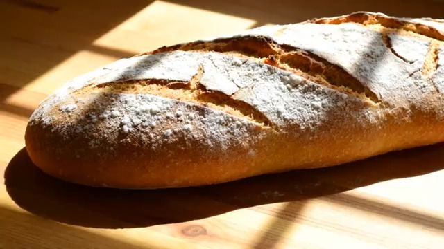  阳光木桌上的棍面包2773#横屏 	 