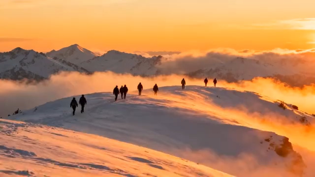  雪山日落登山人群剪影2670#横屏 	 