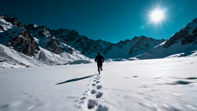  雪山独行：阳光下的前行者2646#横屏 	 