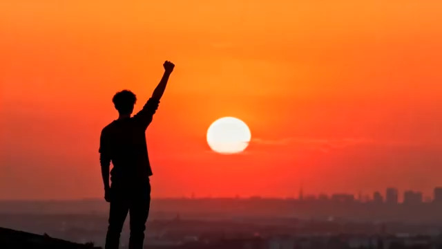  夕阳下的成功手势2367#横屏 	 