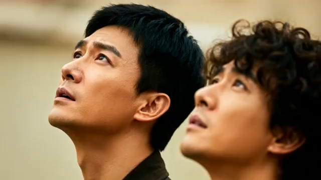  双人仰望天空特写2170#横屏 	 -