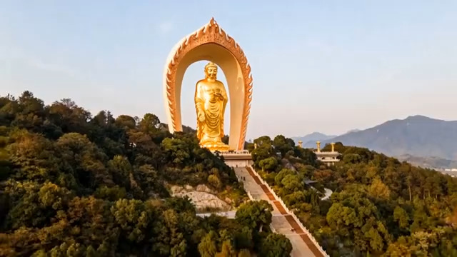  山顶巨大金色佛像1939#横屏 	 