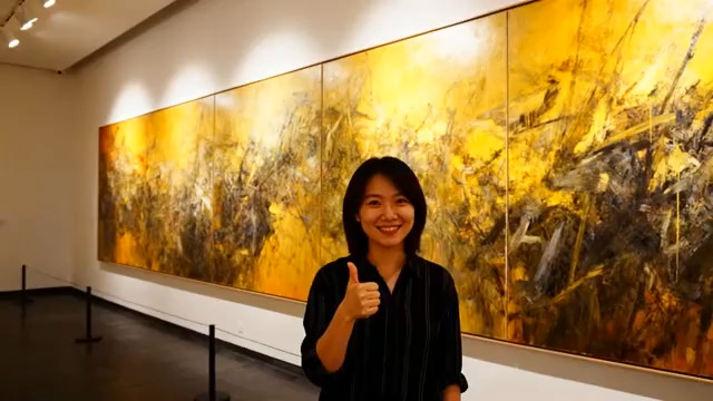  女子美术馆欣赏黄色画作1679#横屏 	 