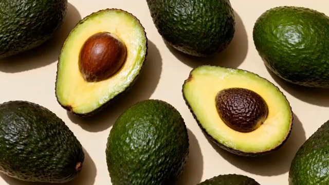  牛油果特写与手指互动1646#横屏 	 -