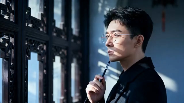  儒雅男子窗前沉思1864#横屏 	 