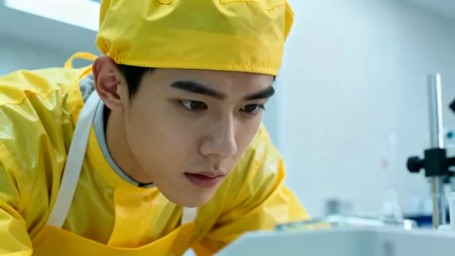  男研究员实验室工作1624#横屏 	 