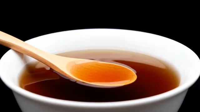  木勺舀取红糖浆特写1600#横屏 	 