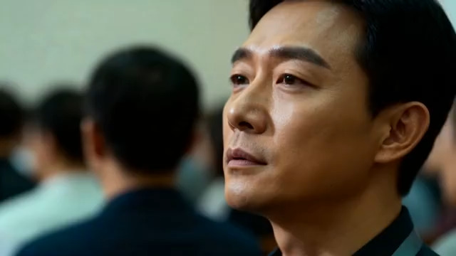  会议中专注的男性侧脸1006#横屏 	 