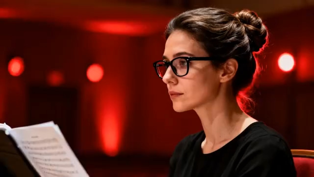  红光灯下的知性女性875#横屏 	 