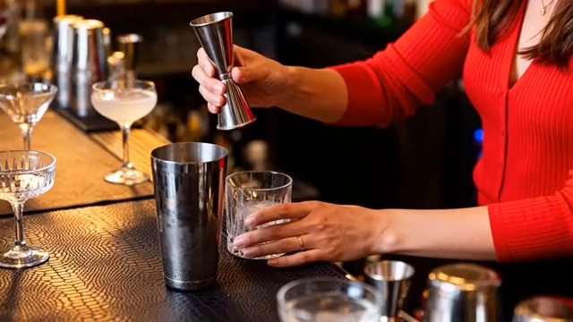  调酒师调制鸡尾酒特写402#横屏 	 