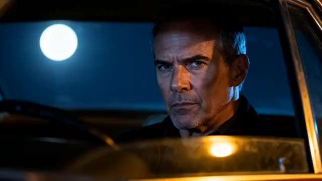  车内男人夜间特写168#横屏 	 -