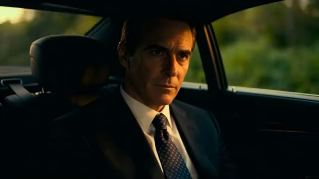  车内沉思的西装男士162#横屏 	 