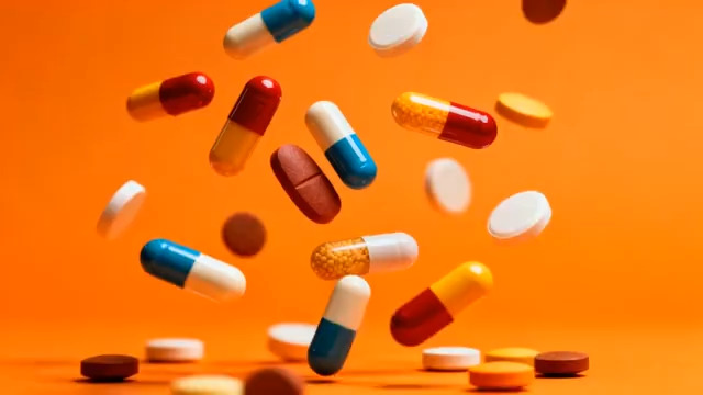  彩色药片掉落慢镜头102#横屏 	 