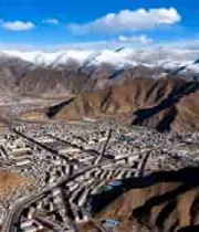  雪山下城市鸟瞰全景1040#横屏 	 -