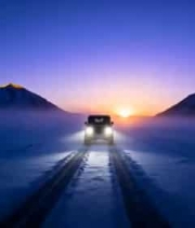  雪山公路上行驶的汽车1457#横屏 	 