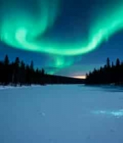  雪地森林上空的极光景观2568#横屏 	 -