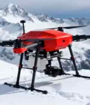  雪山前的红色无人机2122#横屏 	 