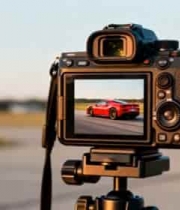  相机拍摄赛道上的红色跑车2306#横屏 	 