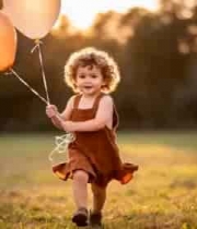  小女孩草地手持气球奔跑2701#横屏 	 - 