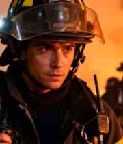  消防员火场特写100#横屏 	 