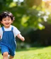  小孩草地手持气球奔跑2064#横屏 	 