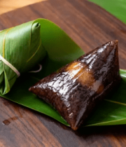 粽叶上摆放的美味粽子3122#横屏 