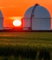  夕阳下田野旁的储气罐与风车172#横屏 	 